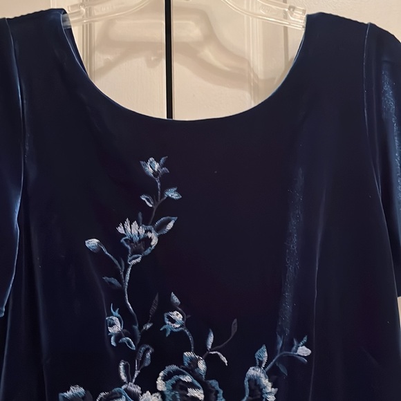 NWT 👗 cute, stretchy, lace hem underlay, floral embroidery - Picture 2 of 8